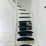 Hello - Tiny House Julianastraat 12 *