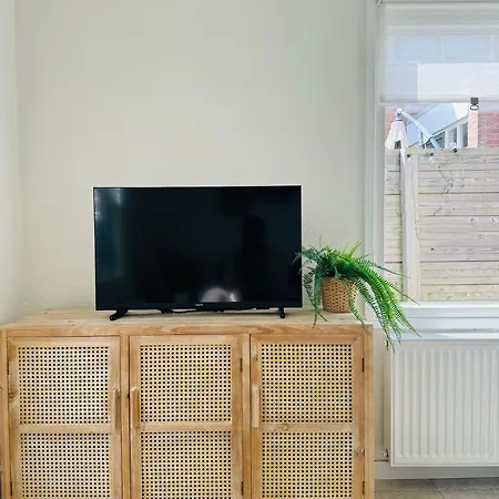 Hello - Tiny House Julianastraat 12 *